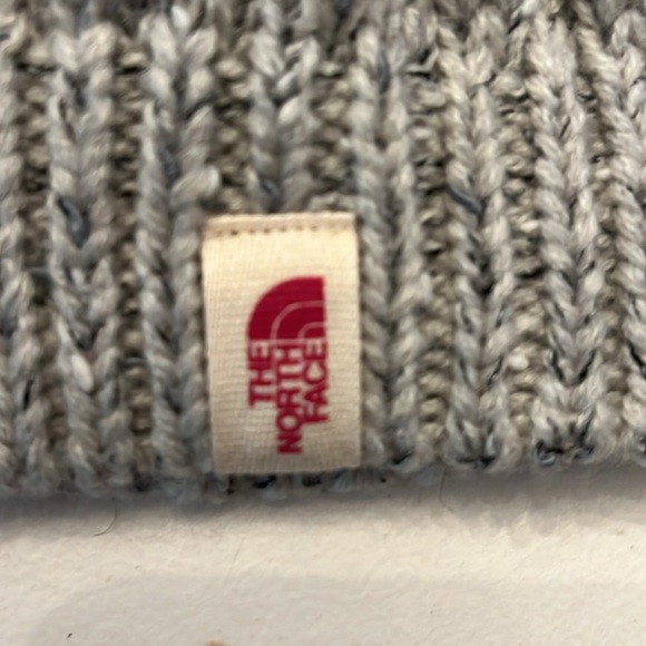 Women’s North Face pompom winter hat - Picture 2 of 6